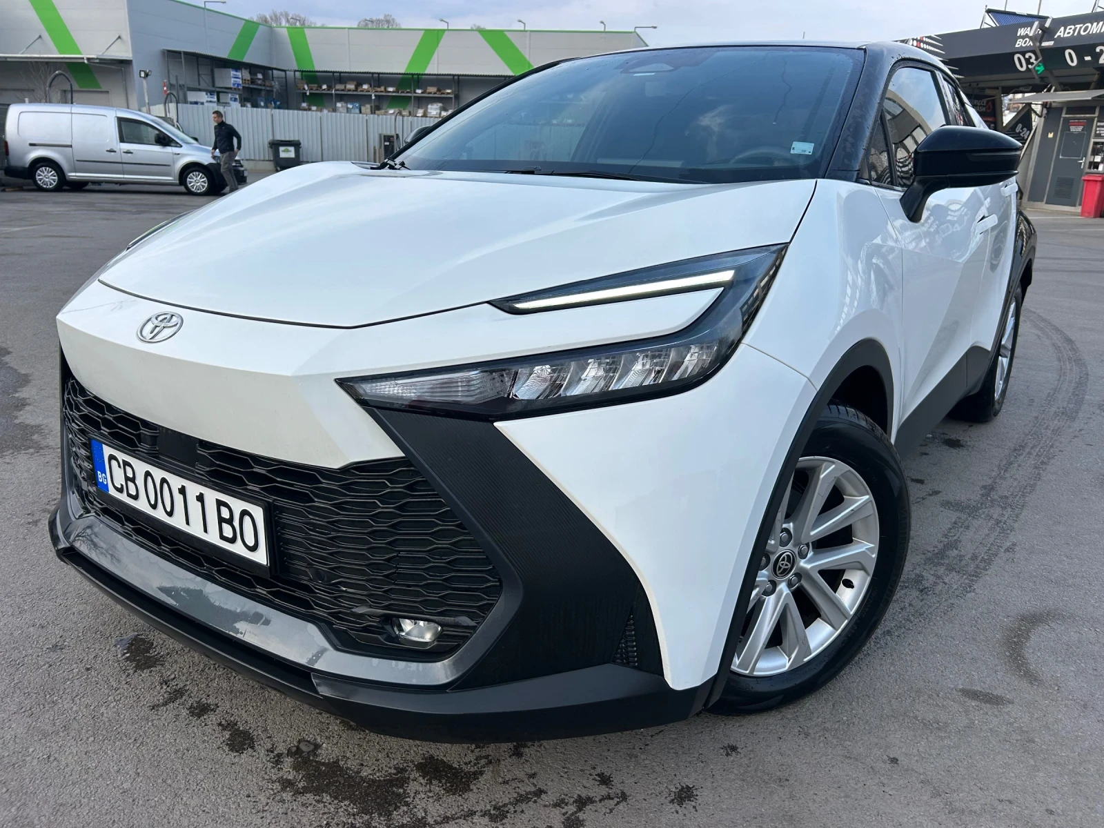 Toyota C-HR 1.8 HYBRID НОВ* ГАРАНЦИЯ* БЯЛА ПЕРЛА | Auto.bg — изображение 1