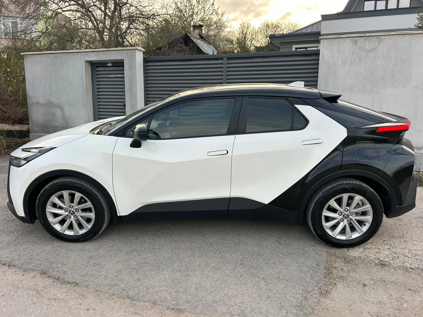 Toyota C-HR 1.8 HYBRID НОВ* ГАРАНЦИЯ* БЯЛА ПЕРЛА* 3.3L/100km, снимка 5 - Автомобили и джипове - 54184699