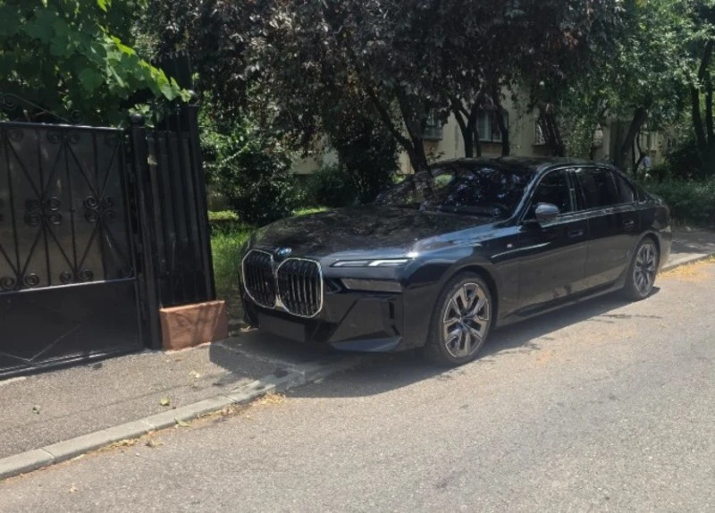 BMW 740 d xDrive M-Sport Theatre Mode, снимка 3 - Автомобили и джипове - 55251079