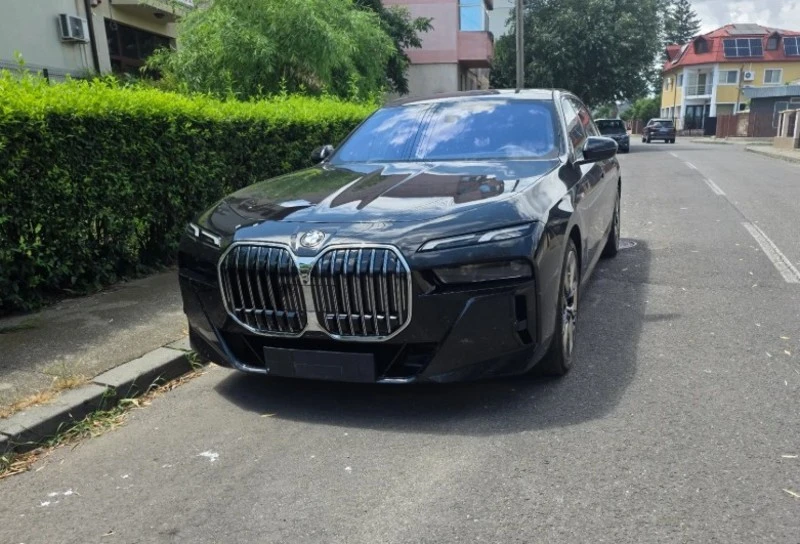 BMW 740 d xDrive M-Sport Theatre Mode