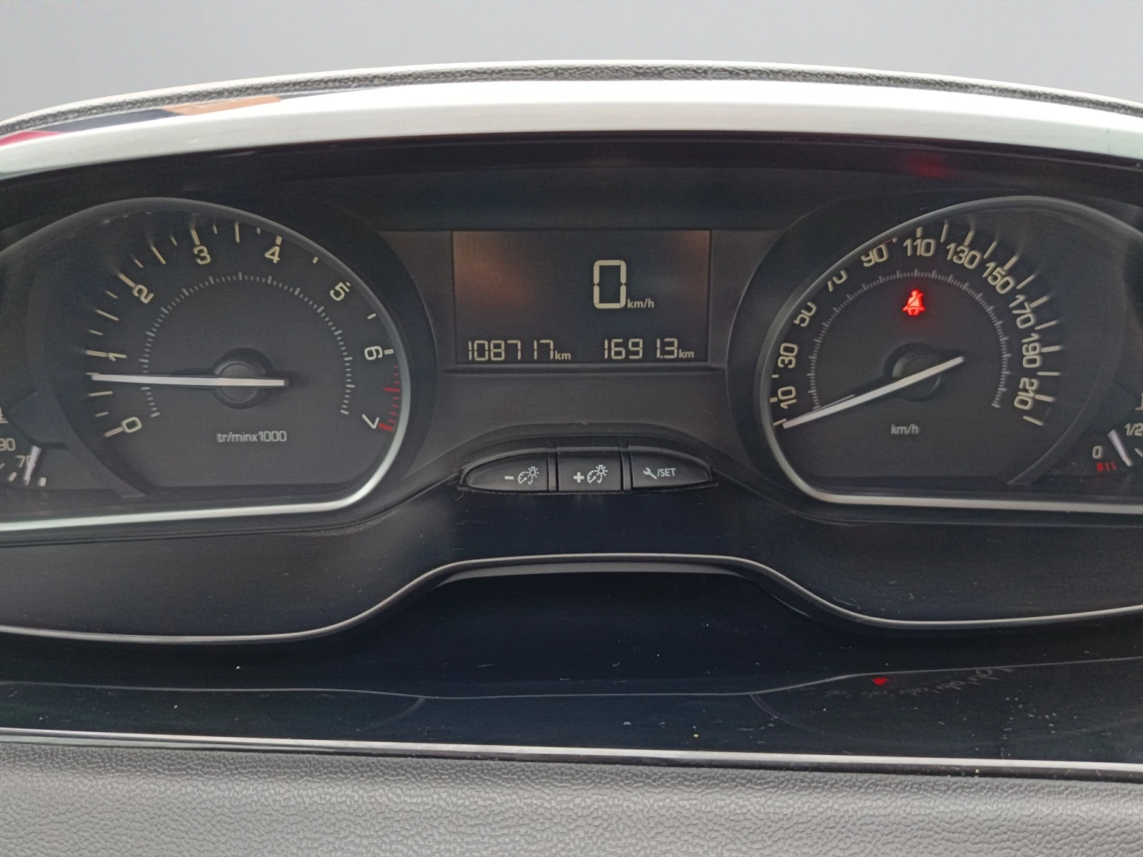 Peugeot 208, снимка 10 - Автомобили и джипове - 55623208