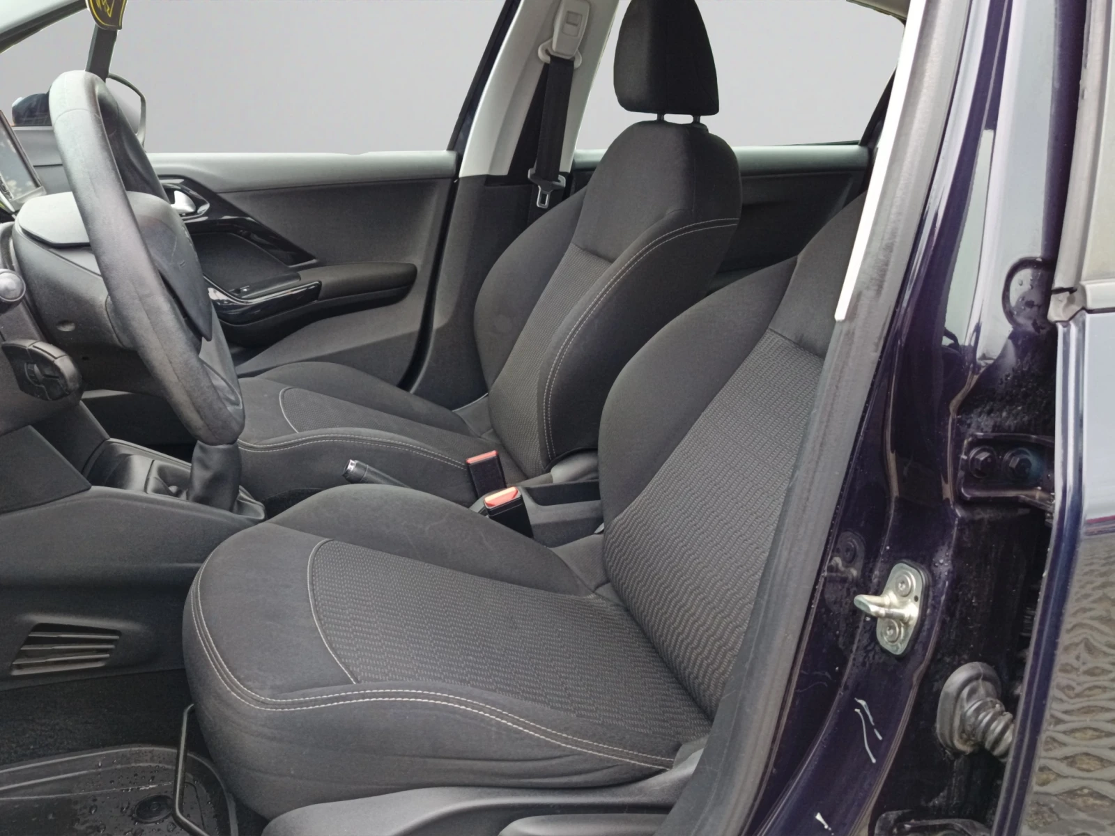 Peugeot 208, снимка 13 - Автомобили и джипове - 55623208