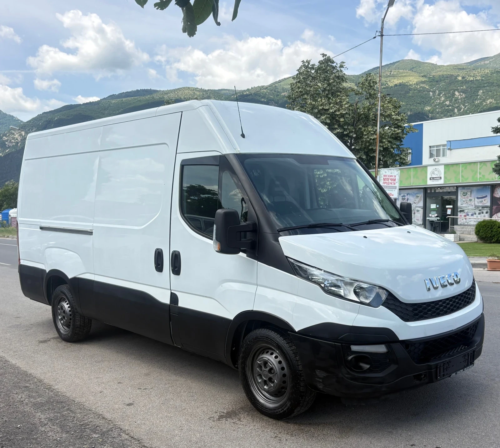 Iveco Daily КЛИМАТИК! Оригинален вид! Нови гуми!, снимка 2 - Бусове и автобуси - 54980538