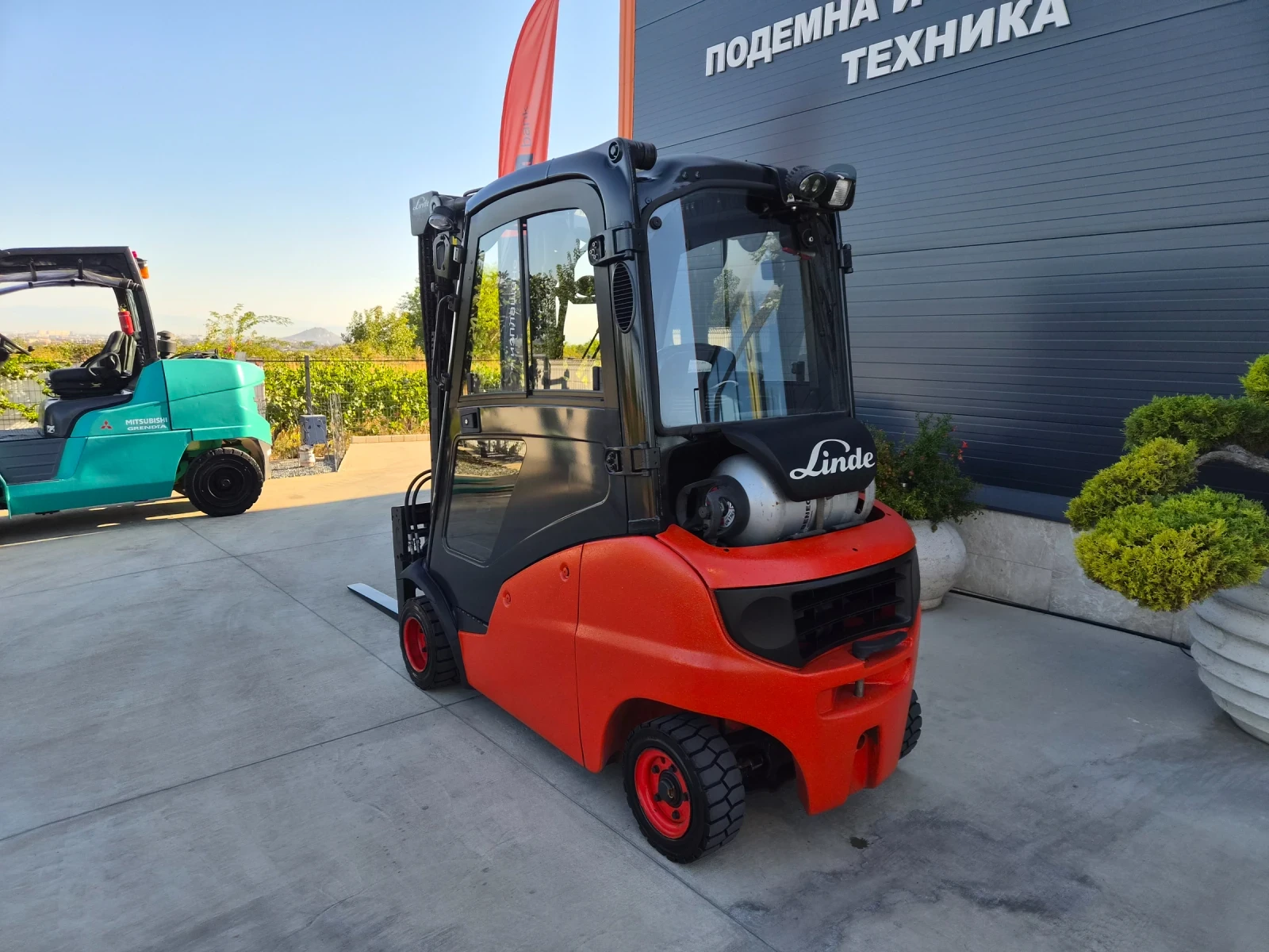 Електрокар Linde 2 тона / КАБИНА / ИЗРАВНИТЕЛ И ПОЗИЦИОНЕР !, снимка 3 - Индустриална техника - 55997251