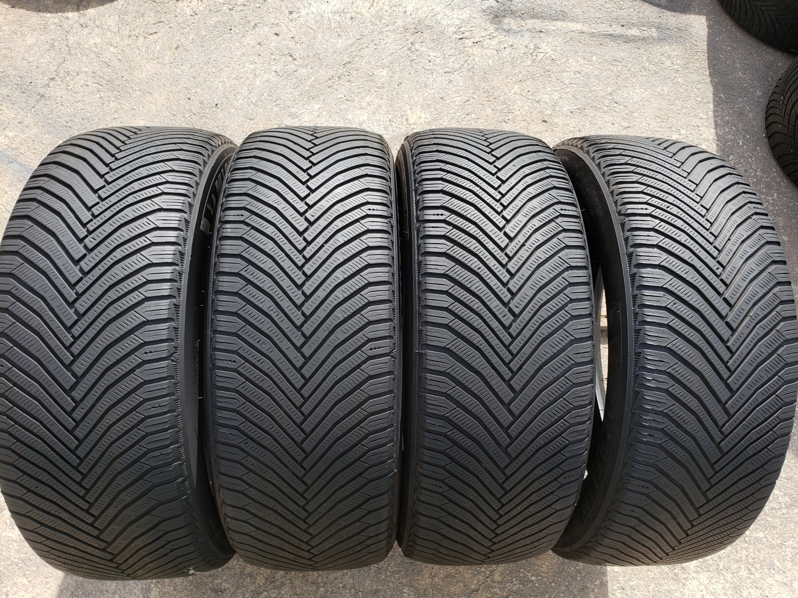 Гуми Зимни 235/55R19, снимка 2 - Гуми и джанти - 56313678