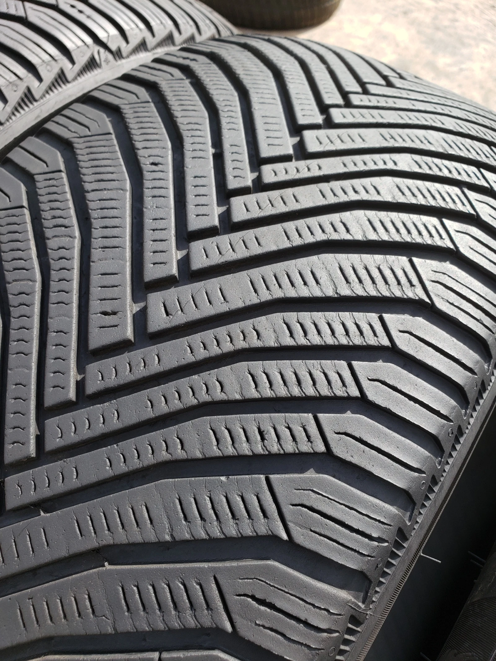 Гуми Зимни 235/55R19, снимка 4 - Гуми и джанти - 56313678