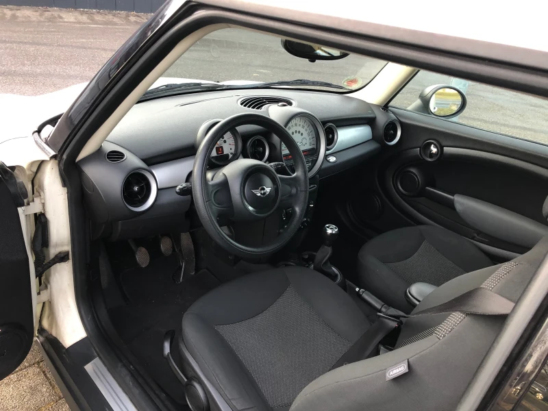 Mini One Minimalist, снимка 8 - Автомобили и джипове - 52328750