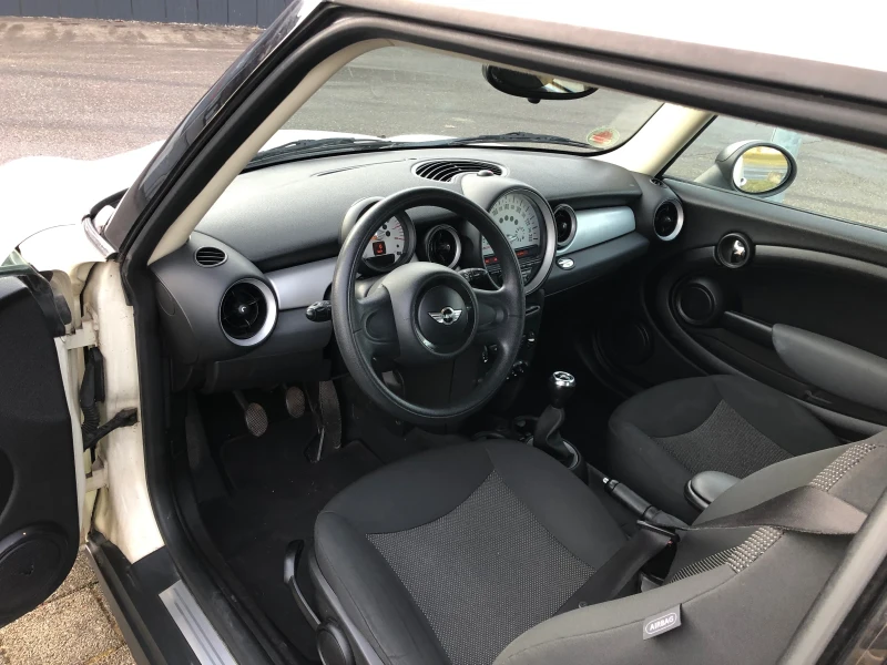 Mini One Minimalist, снимка 7 - Автомобили и джипове - 52328750