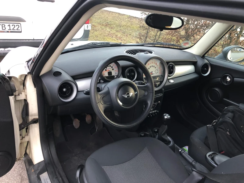 Mini One Minimalist, снимка 9 - Автомобили и джипове - 52328750