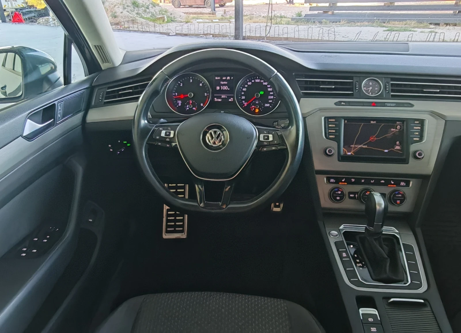 VW Passat 2.0TDI R-line Пакет* LED* NAVI* ACC* USB* ISOFIX, снимка 6 - Автомобили и джипове - 55082223