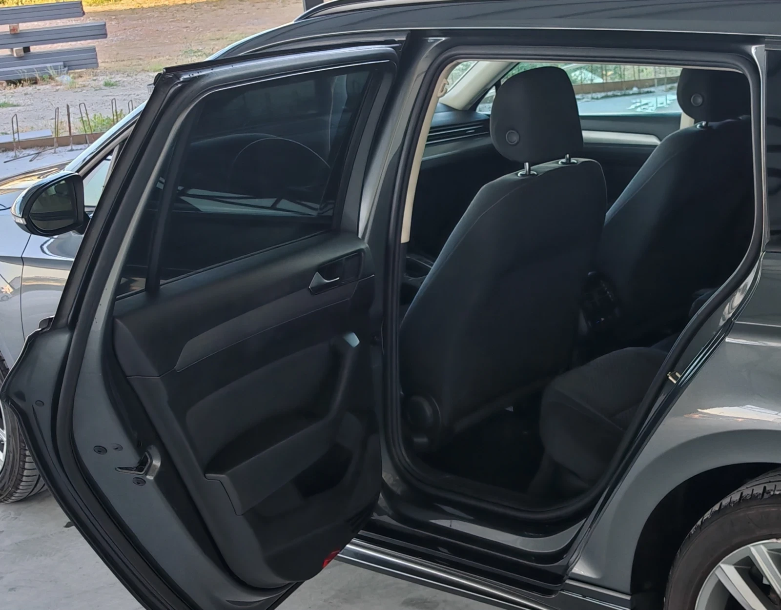 VW Passat 2.0TDI R-line Пакет* LED* NAVI* ACC* USB* ISOFIX, снимка 12 - Автомобили и джипове - 55082223