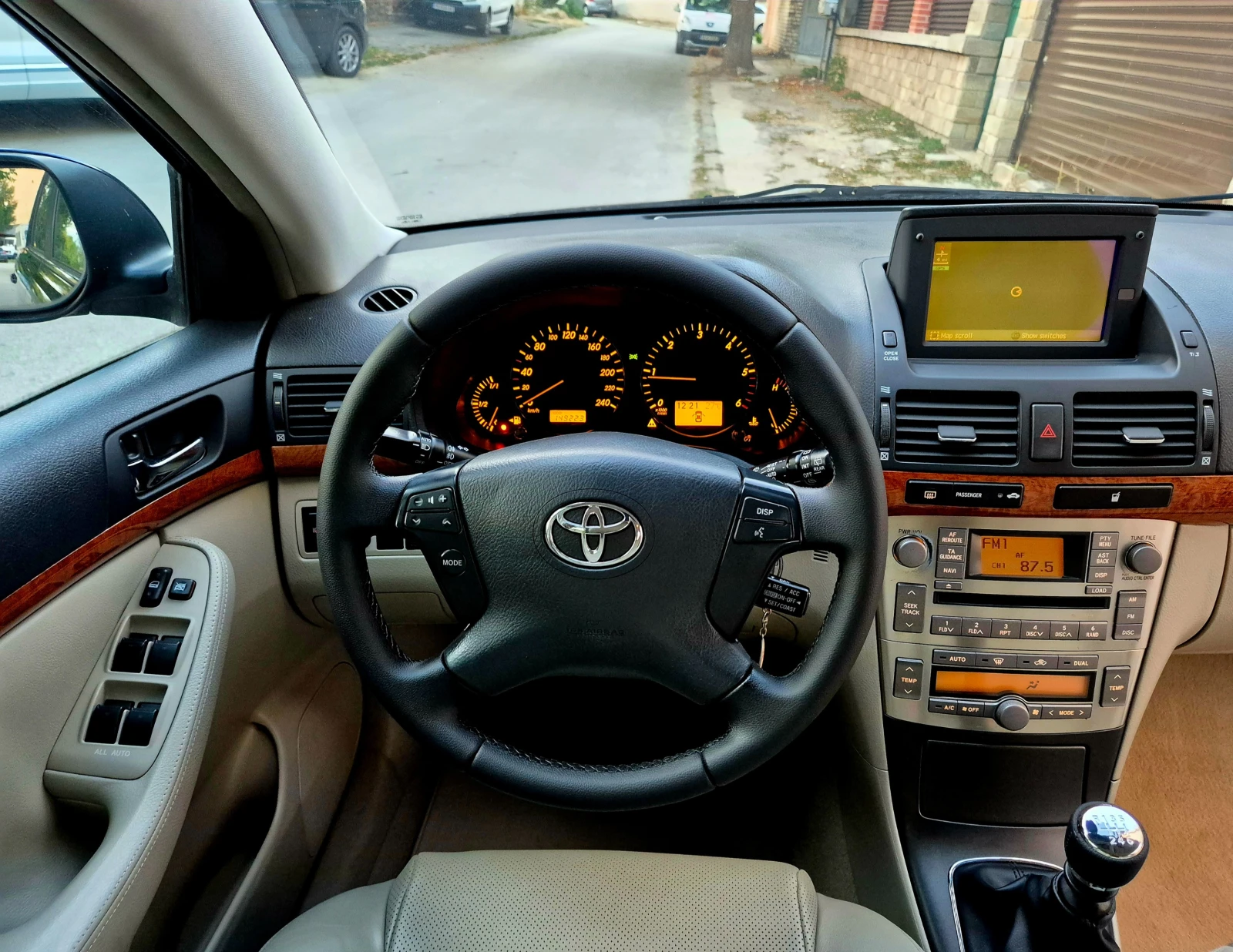 Toyota Avensis 2.0d4d-EXCLUSIVE-верига-нави-6скорости-japan, снимка 15 - Автомобили и джипове - 56144815