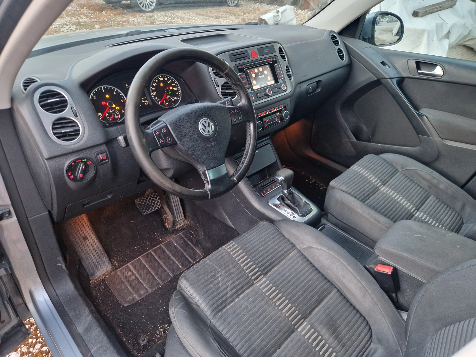 VW Tiguan 2.0TDI-AUT* 4motion 4x4* Sport* NAVI* KSENON* PDC*, снимка 8 - Автомобили и джипове - 54610135