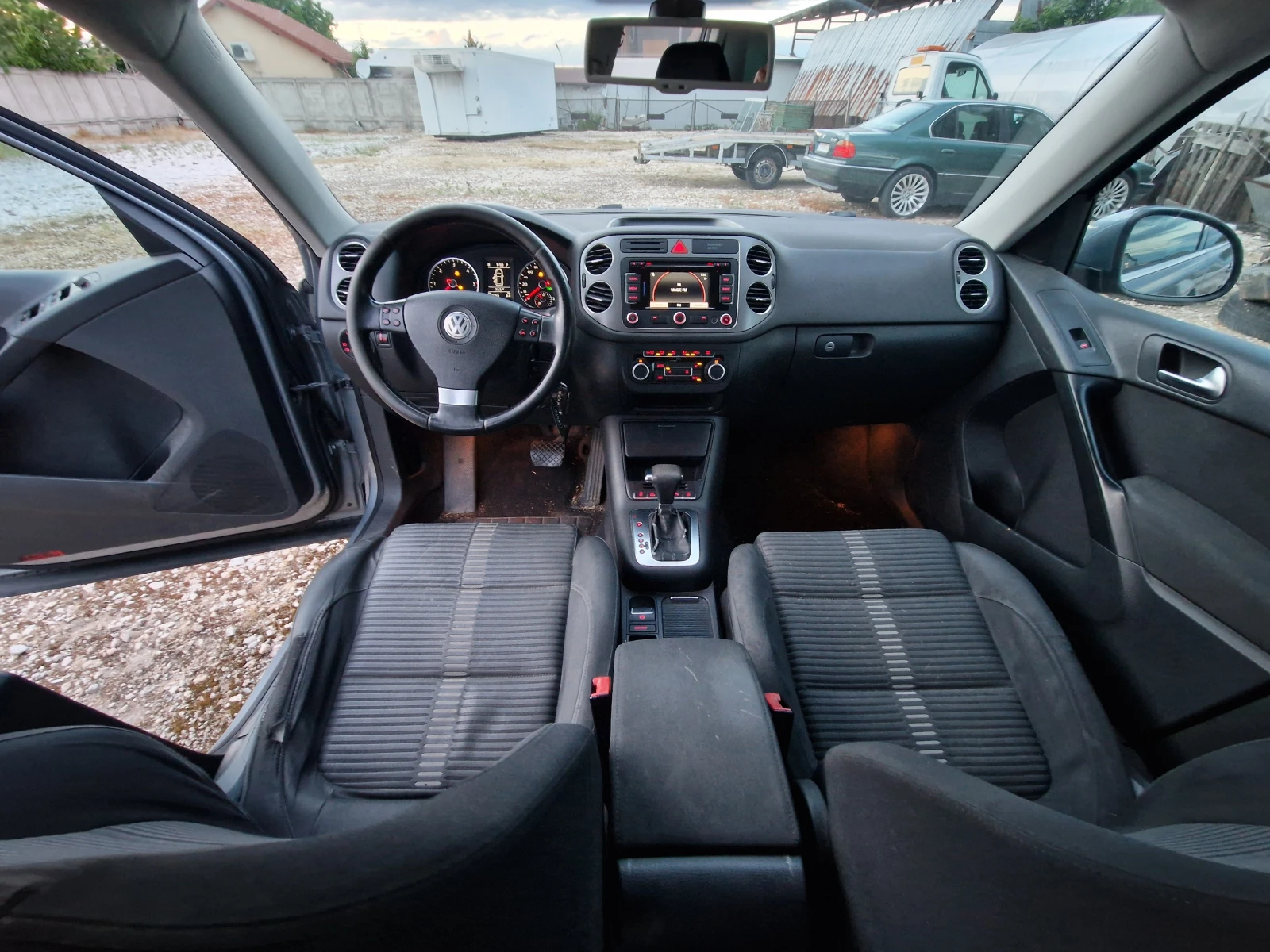 VW Tiguan 2.0TDI-AUT* 4motion 4x4* Sport* NAVI* KSENON* PDC*, снимка 13 - Автомобили и джипове - 54610135