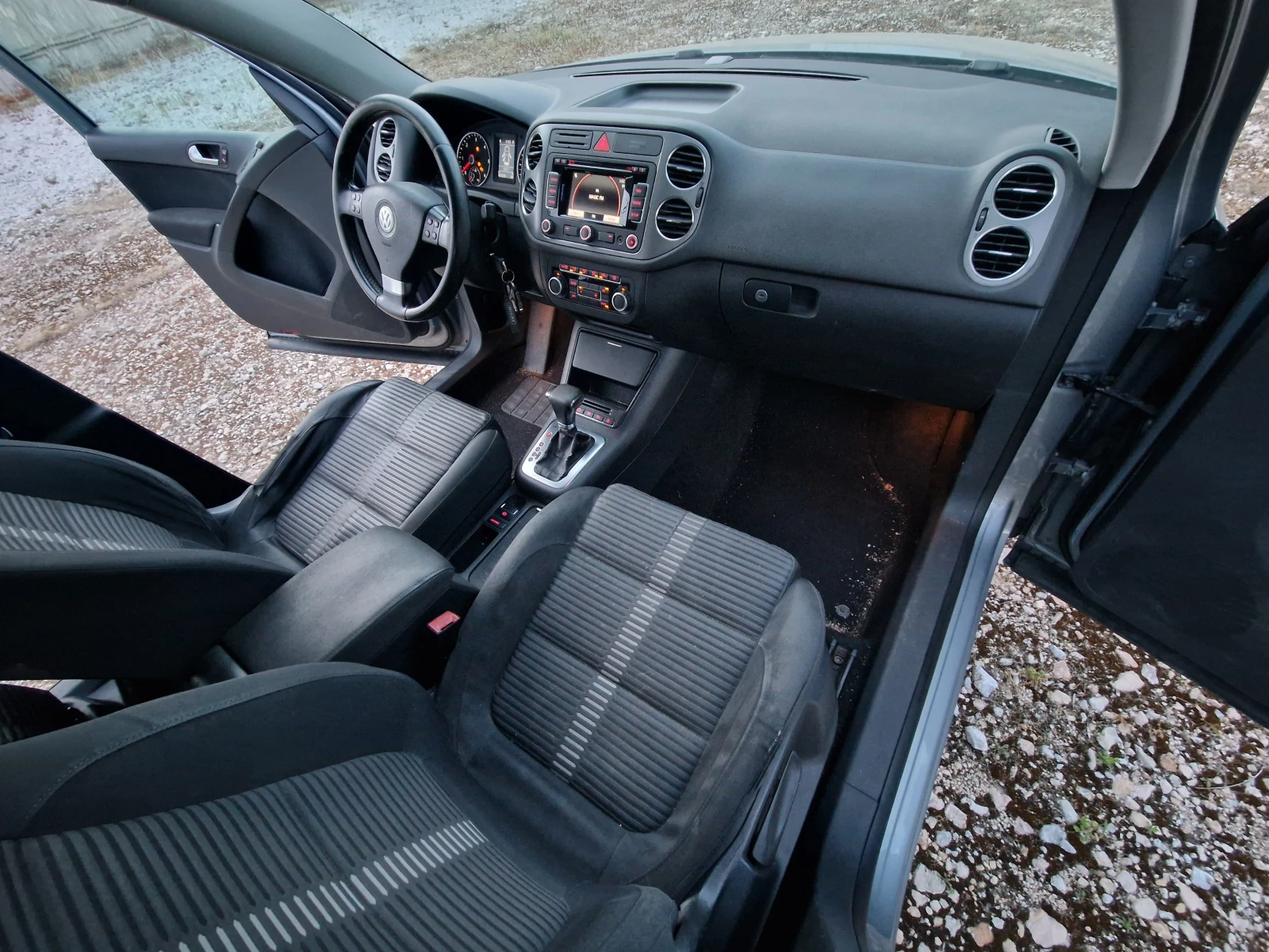 VW Tiguan 2.0TDI-AUT* 4motion 4x4* Sport* NAVI* KSENON* PDC*, снимка 14 - Автомобили и джипове - 54610135
