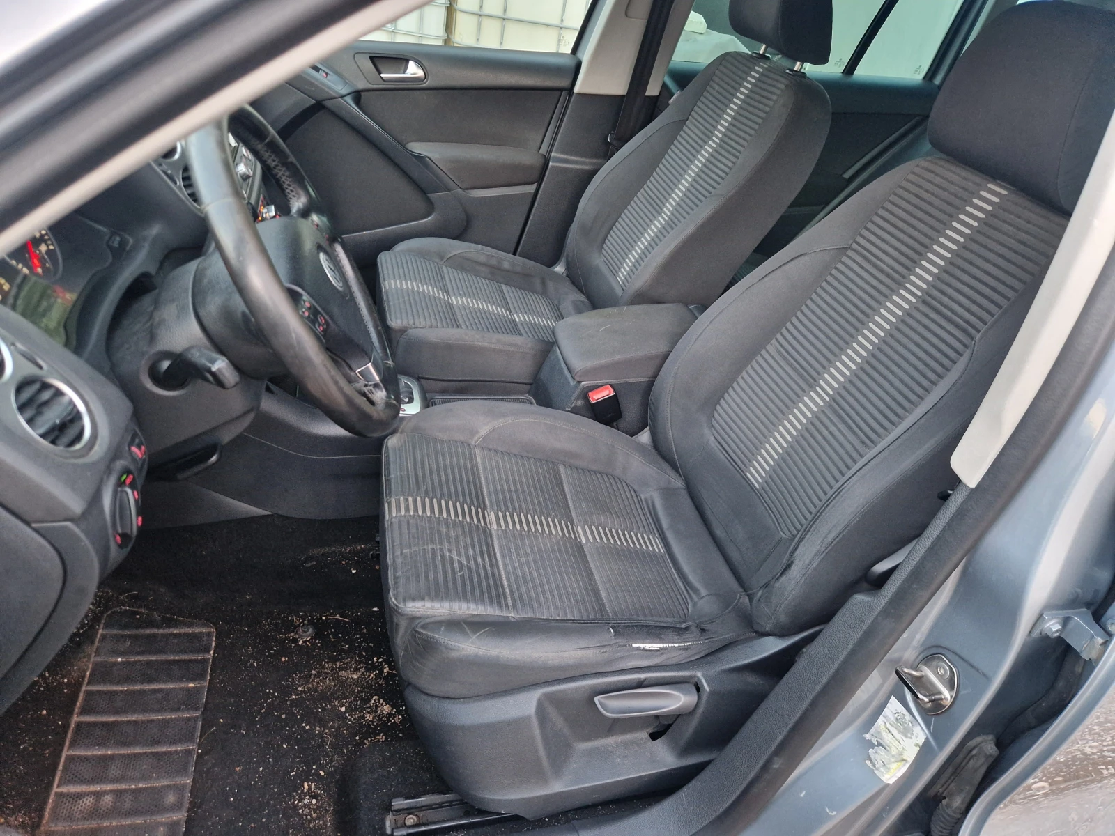 VW Tiguan 2.0TDI-AUT* 4motion 4x4* Sport* NAVI* KSENON* PDC*, снимка 9 - Автомобили и джипове - 54610135