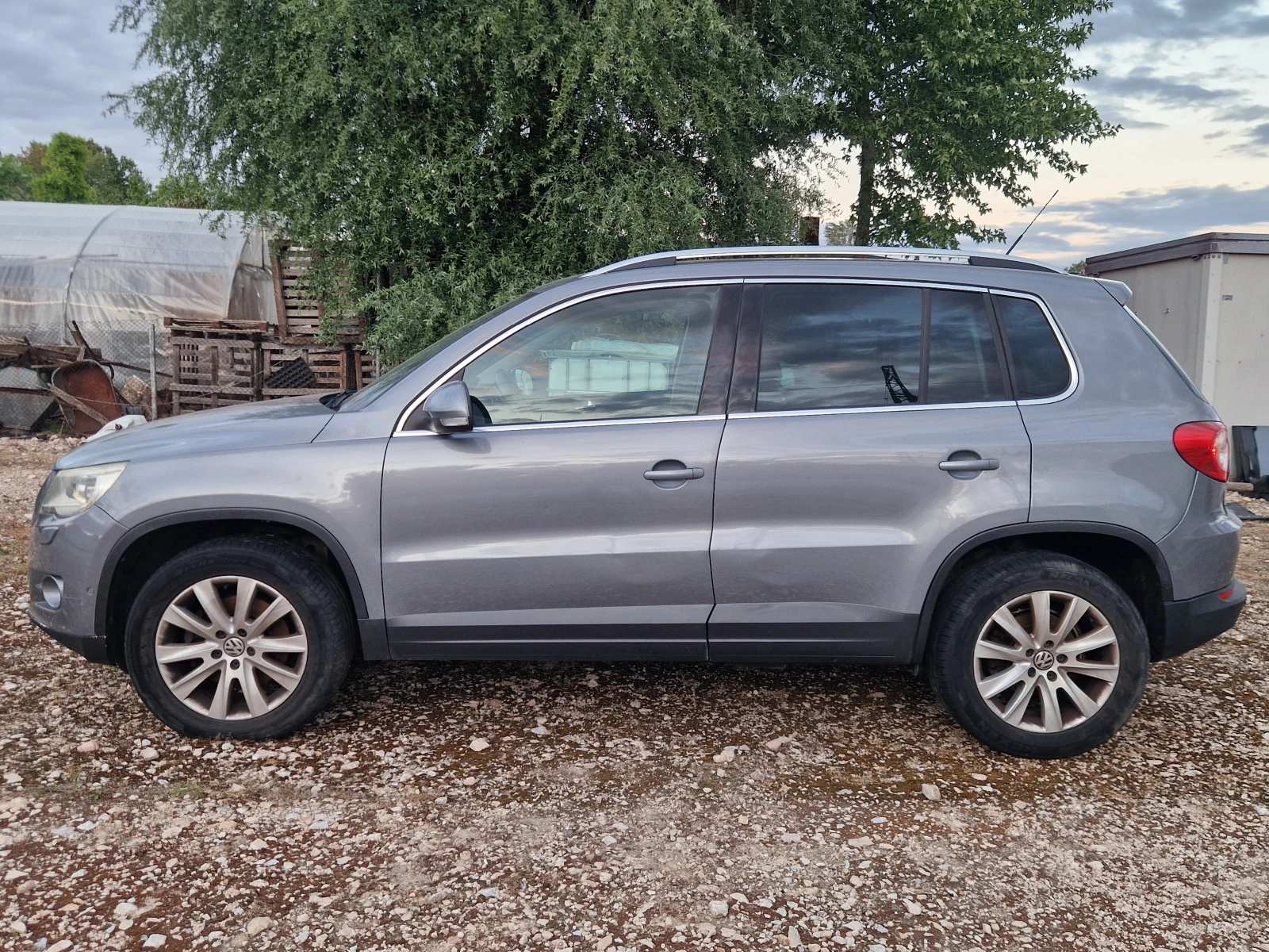 VW Tiguan 2.0TDI-AUT* 4motion 4x4* Sport* NAVI* KSENON* PDC*, снимка 3 - Автомобили и джипове - 54610135