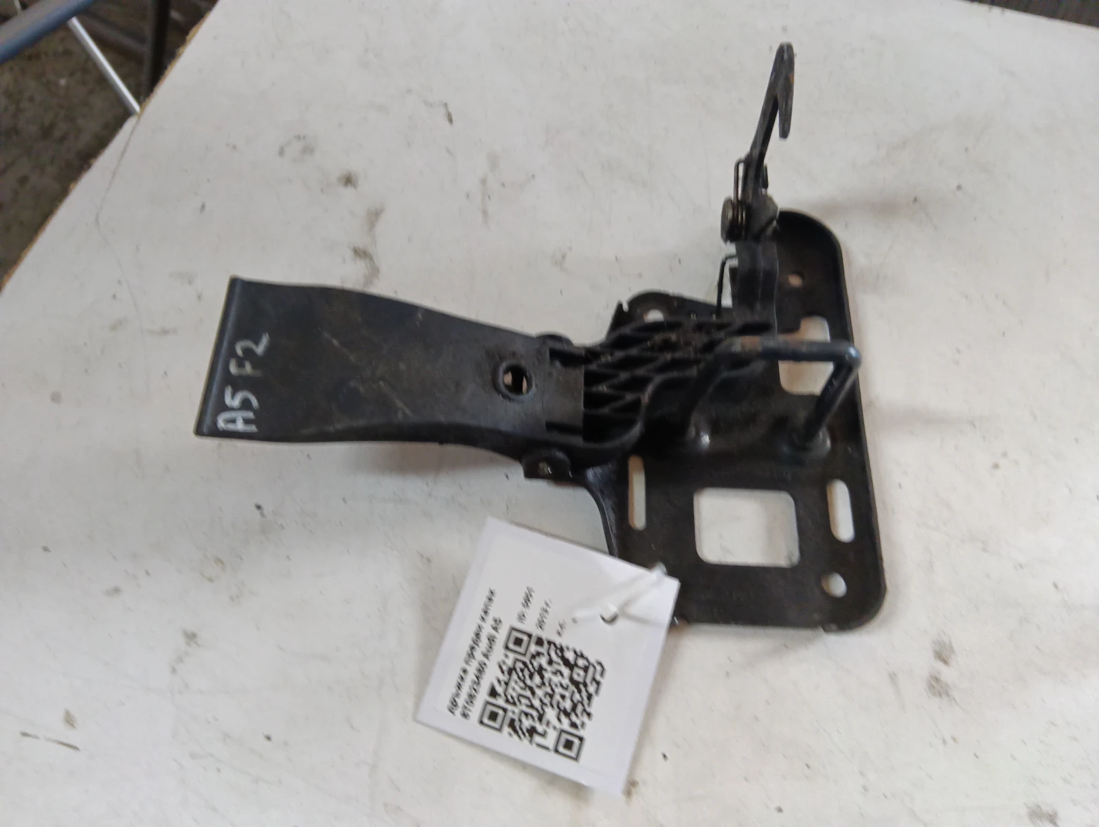 дръжка преден капак 8T0823480 Audi A5