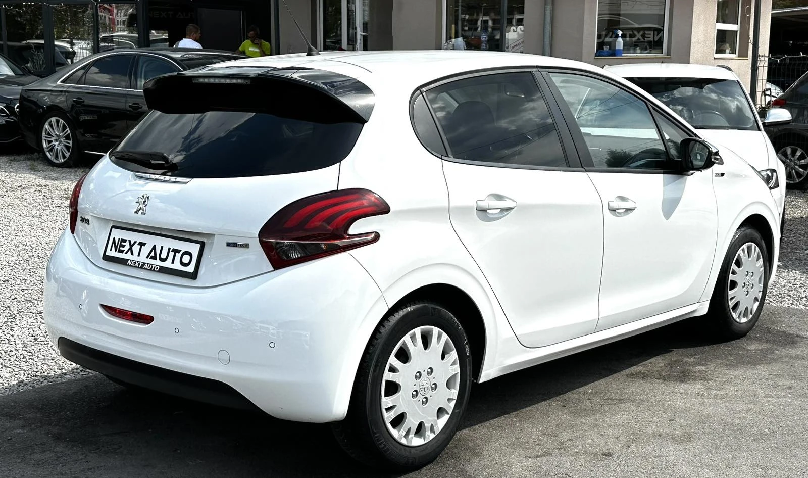Peugeot 208 1.2I 82HP 101, 000KM EURO6 - изображение 5