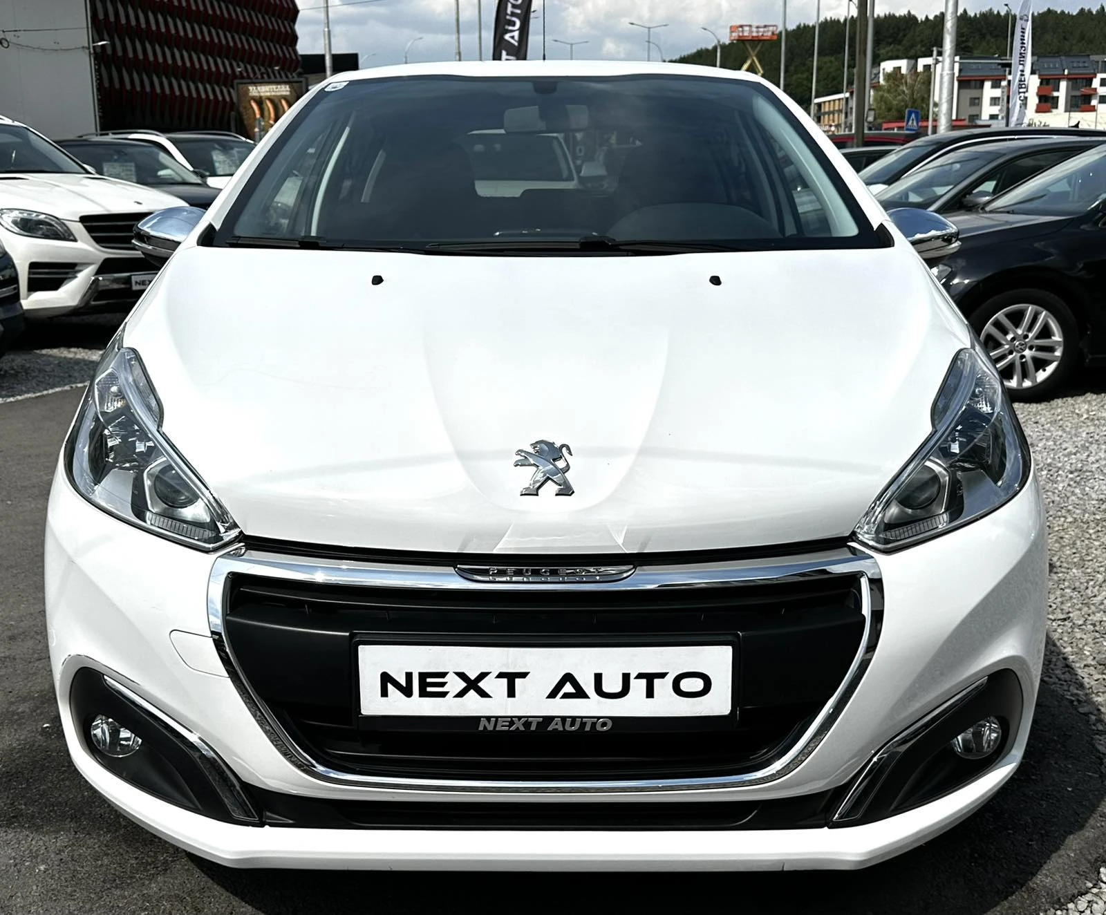 Peugeot 208 1.2I 82HP 101, 000KM EURO6 - изображение 2