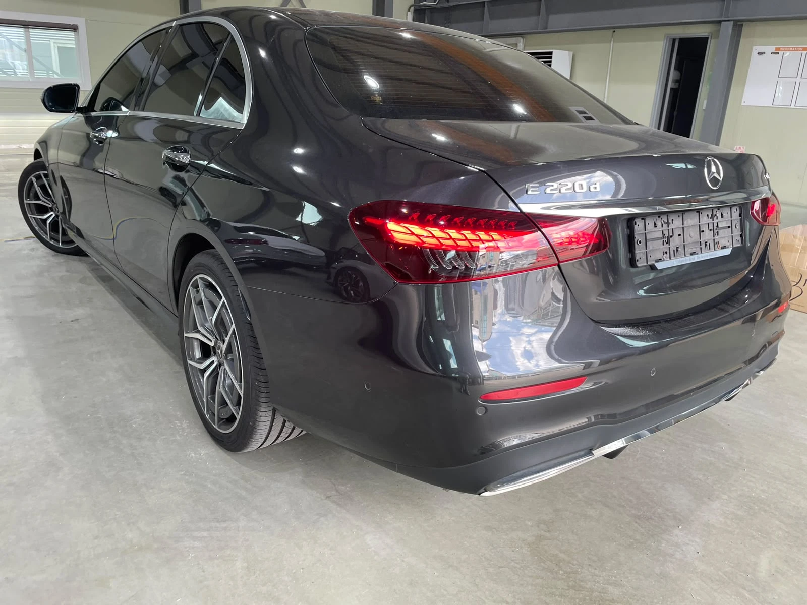 Mercedes-Benz E 220 d 4Matic ! AMG Line ! , снимка 6 - Автомобили и джипове - 55277805