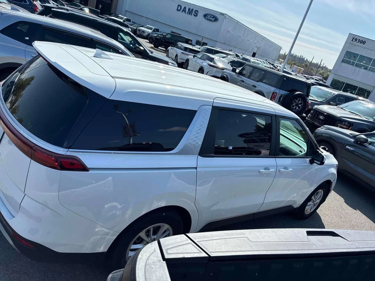 Kia Carnival * FWD * АВТОКРЕДИТ БЕЗ ПЪРВОНАЧАЛНА ВНОСКА* , снимка 3 - Автомобили и джипове - 56224612