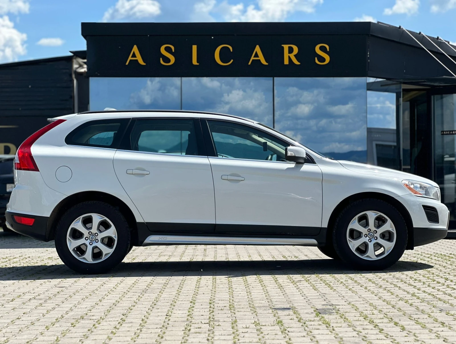 Volvo XC60 / MOMENTUM / 163 HP / TOP /, снимка 6 - Автомобили и джипове - 54669787