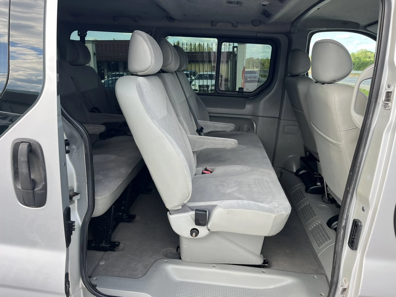 Opel Vivaro 1.9DI 8 МЕСТА КЛИМАТИК ПЕРФЕКТЕН, снимка 10 - Бусове и автобуси - 54896727