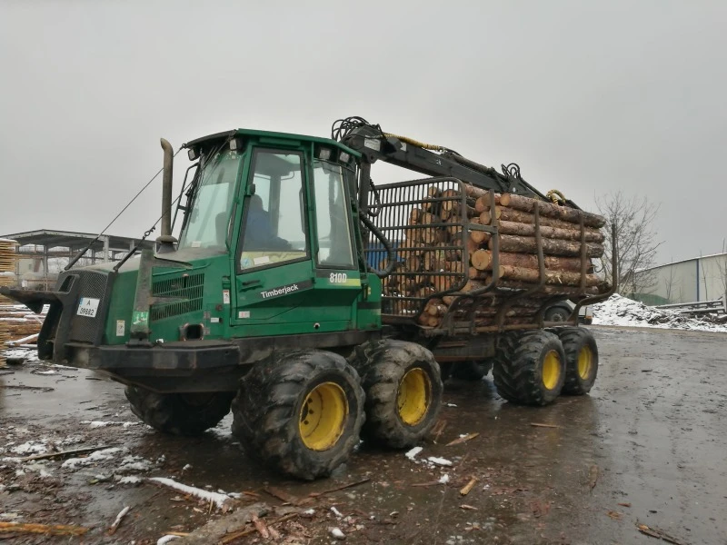 Специализирани машини Машини за дърводобив John Deere 810D, снимка 3 - Селскостопанска техника - 49479121