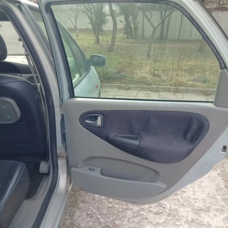 Renault Scenic 1.9, снимка 15 - Автомобили и джипове - 46415063