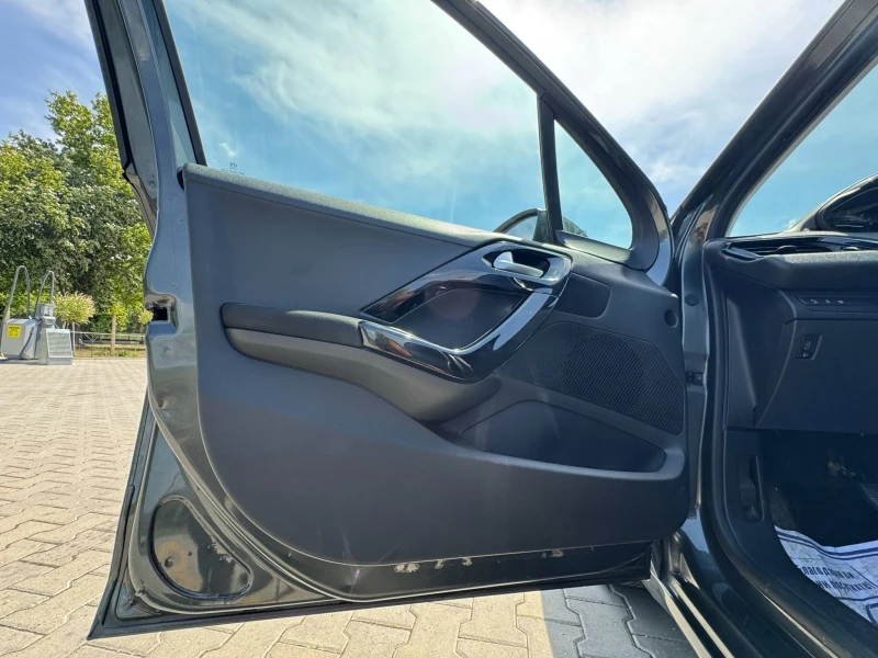 Peugeot 208 1.4 HDI 68к.с Автоматик, снимка 11 - Автомобили и джипове - 50888764