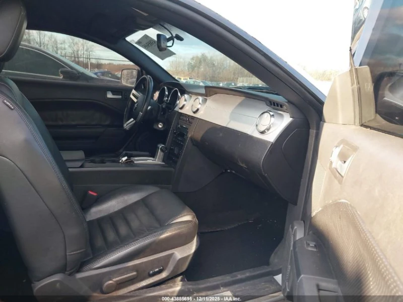 Ford Mustang 4.6L V-8 VVT, 300HP Rear Wheel Drive, снимка 10 - Автомобили и джипове - 52914037