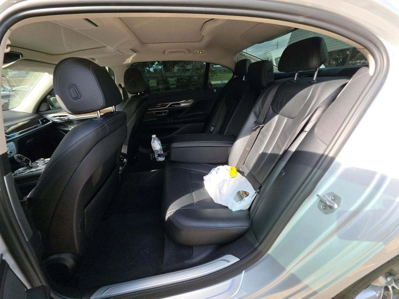 BMW 740 ДИГИТАЛНО* ТАБЛО* 360КАМЕРА* LANE* ASSIST* КЕЙЛЕС*, снимка 10 - Автомобили и джипове - 52991264