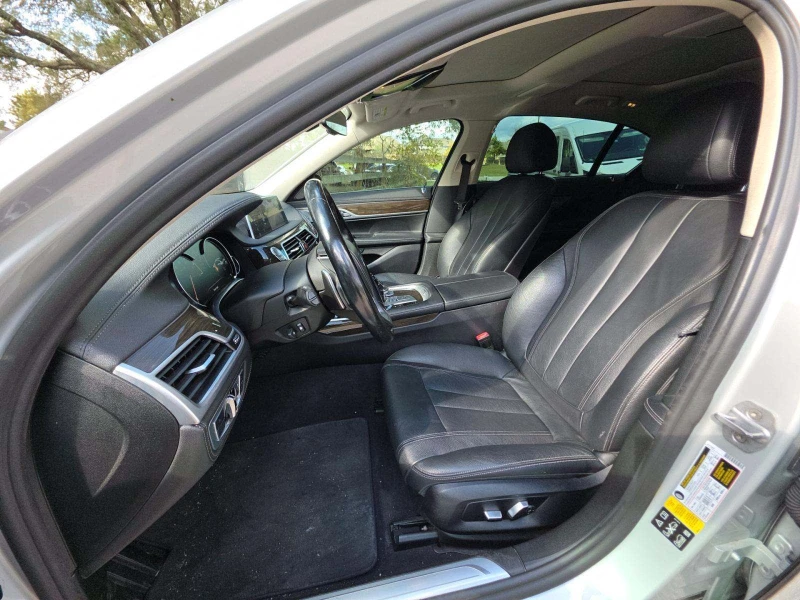 BMW 740 ДИГИТАЛНО* ТАБЛО* 360КАМЕРА* LANE* ASSIST* КЕЙЛЕС*, снимка 8 - Автомобили и джипове - 52991264