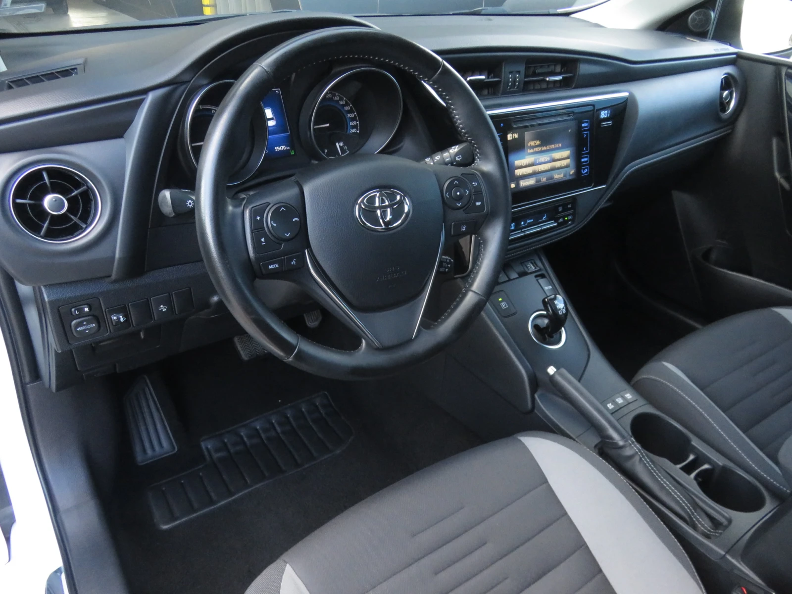 Toyota Auris 1.8 Hybrid, CVT, LED, Navi, Камера, Темпомат - изображение 9