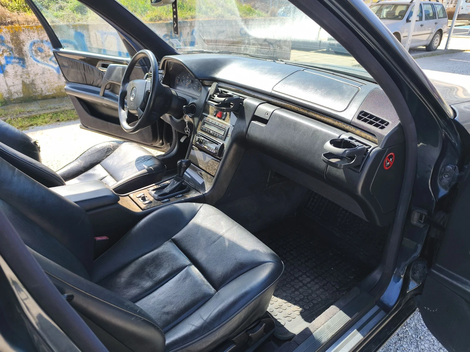 Mercedes-Benz E 200, снимка 9 - Автомобили и джипове - 53924770