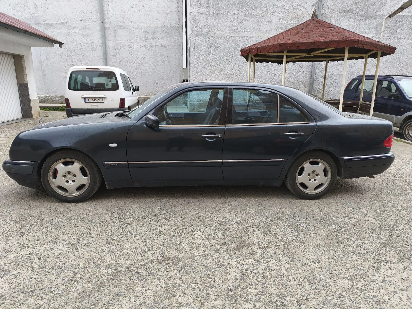 Mercedes-Benz E 200, снимка 4 - Автомобили и джипове - 53924770