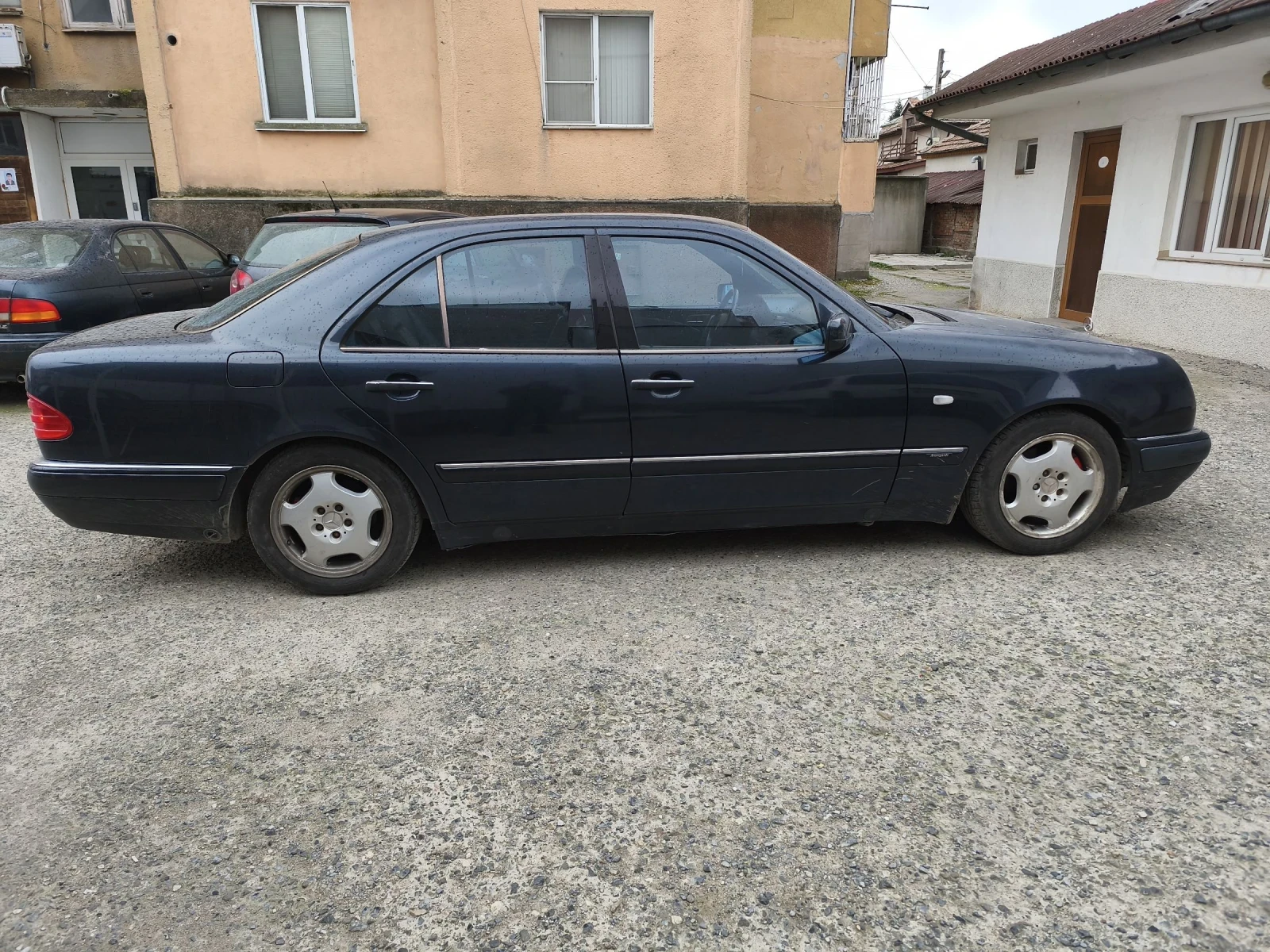 Mercedes-Benz E 200, снимка 3 - Автомобили и джипове - 53924770