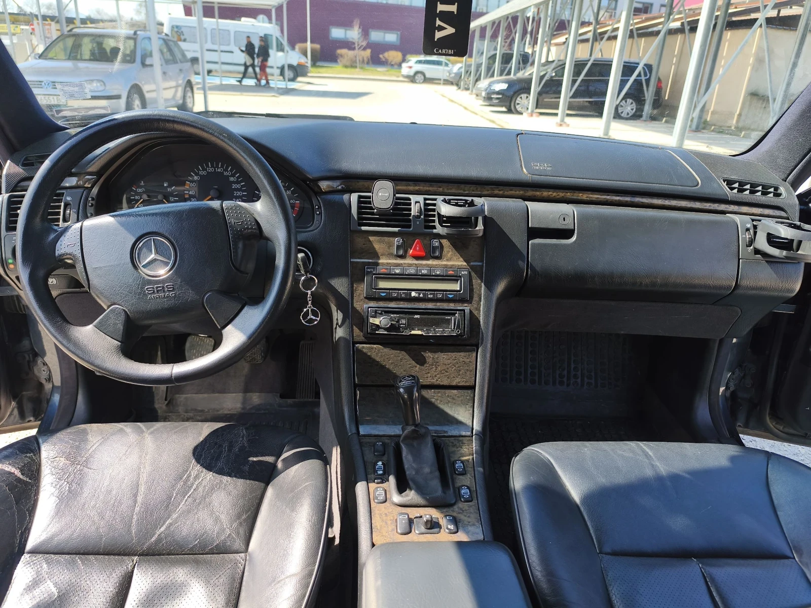 Mercedes-Benz E 200, снимка 6 - Автомобили и джипове - 53924770