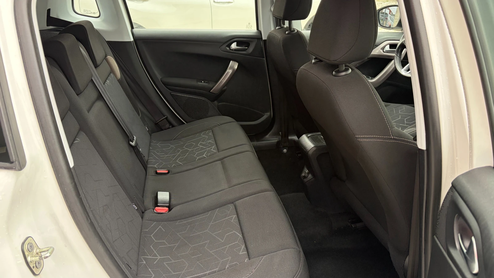 Peugeot 2008 1.6 e-HDi, снимка 11 - Автомобили и джипове - 54367071