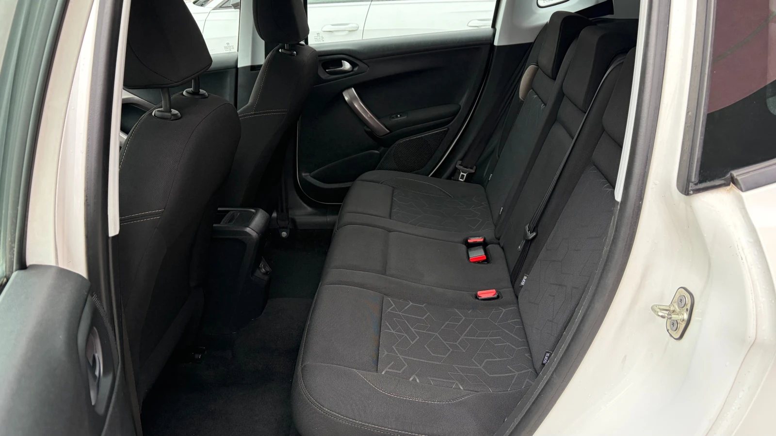 Peugeot 2008 1.6 e-HDi, снимка 9 - Автомобили и джипове - 54367071