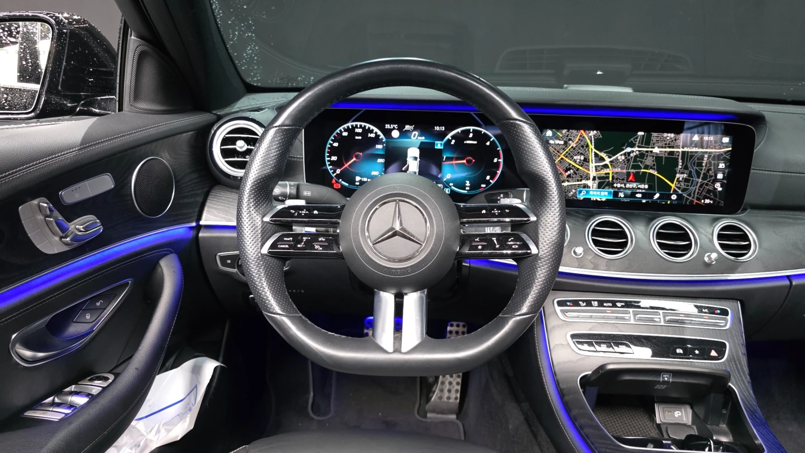 Mercedes-Benz E 220 4MATIC AMG Line | HUD | 360  | Adaptive Cruise, снимка 10 - Автомобили и джипове - 55830125