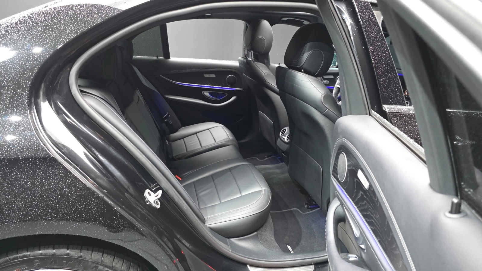 Mercedes-Benz E 220 4MATIC AMG Line | HUD | 360  | Adaptive Cruise, снимка 9 - Автомобили и джипове - 55830125