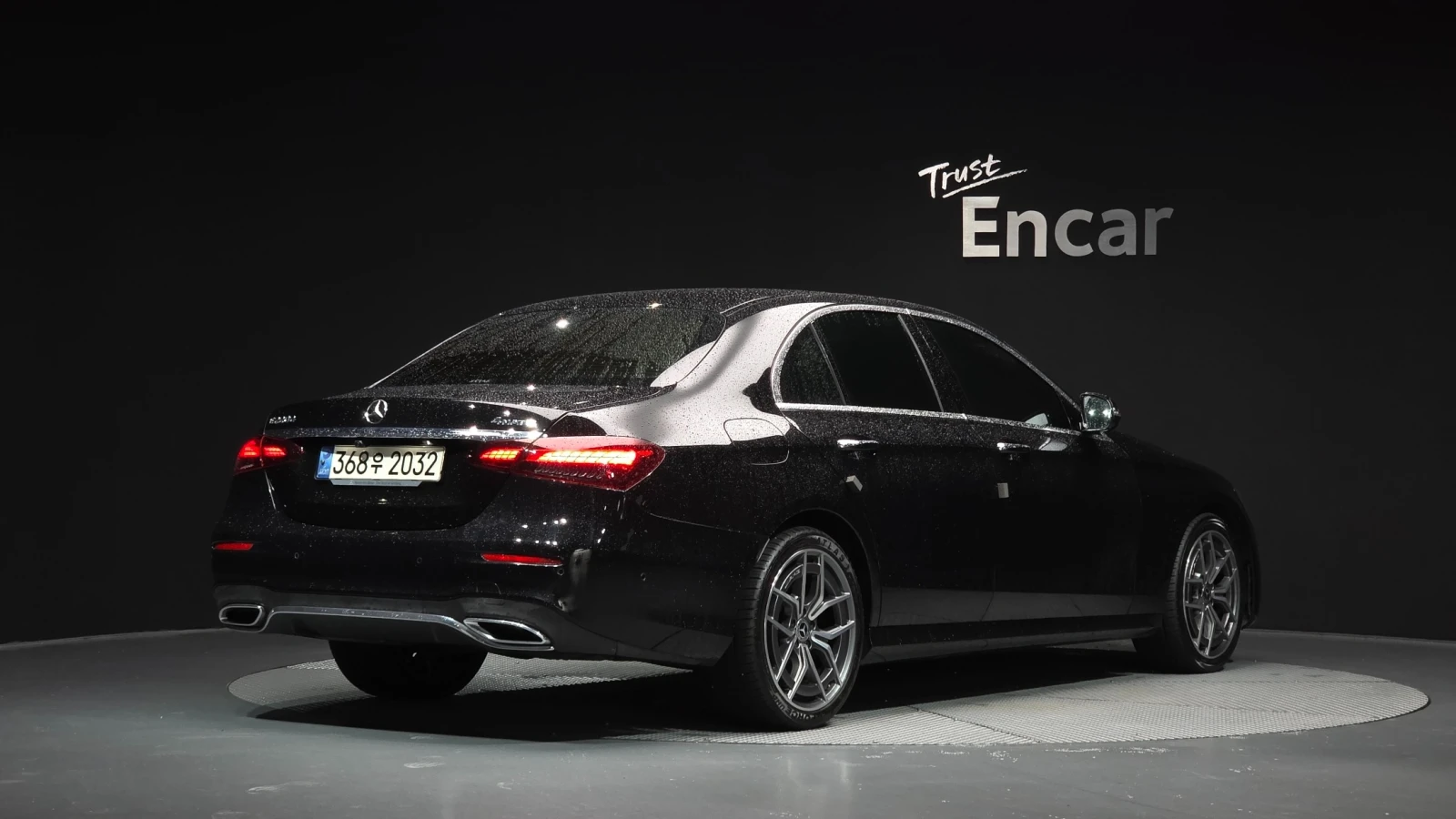 Mercedes-Benz E 220 4MATIC AMG Line | HUD | 360  | Adaptive Cruise, снимка 2 - Автомобили и джипове - 55830125