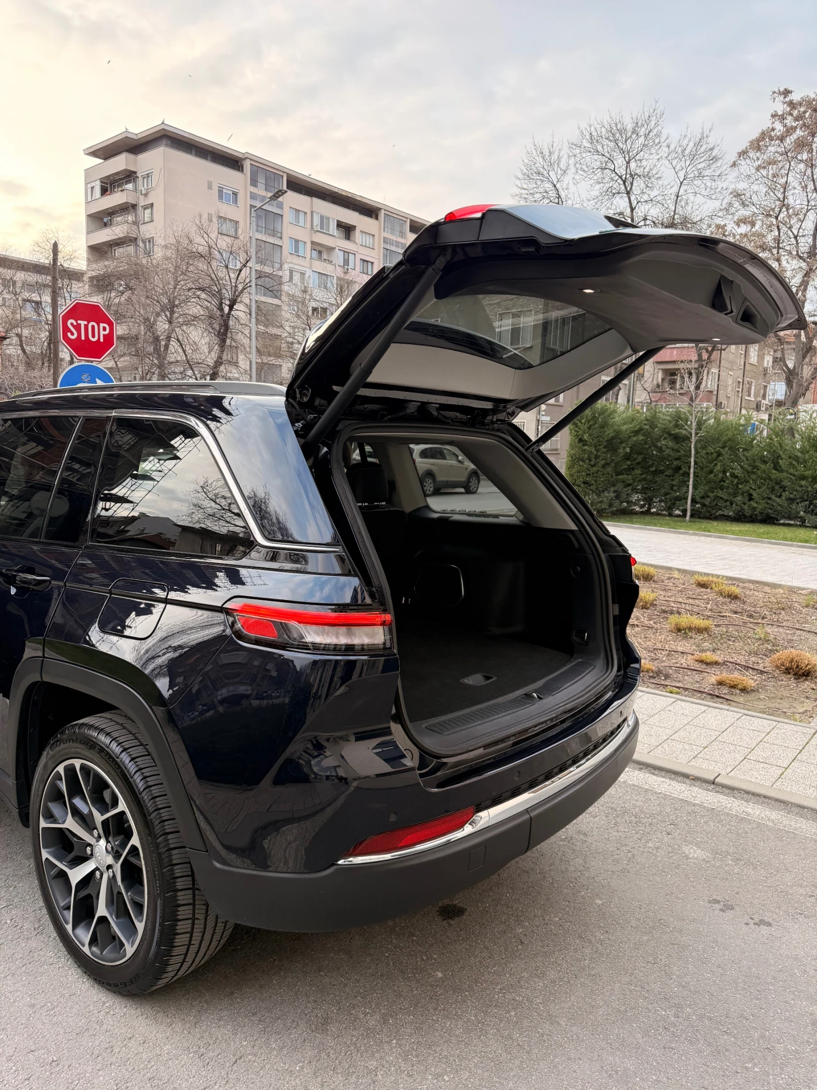 Jeep Grand cherokee LIMITED PLUG-IN HYBRID | БЕЗУПРЕЧНА | БЕЗ УДАРИ, снимка 16 - Автомобили и джипове - 53933527