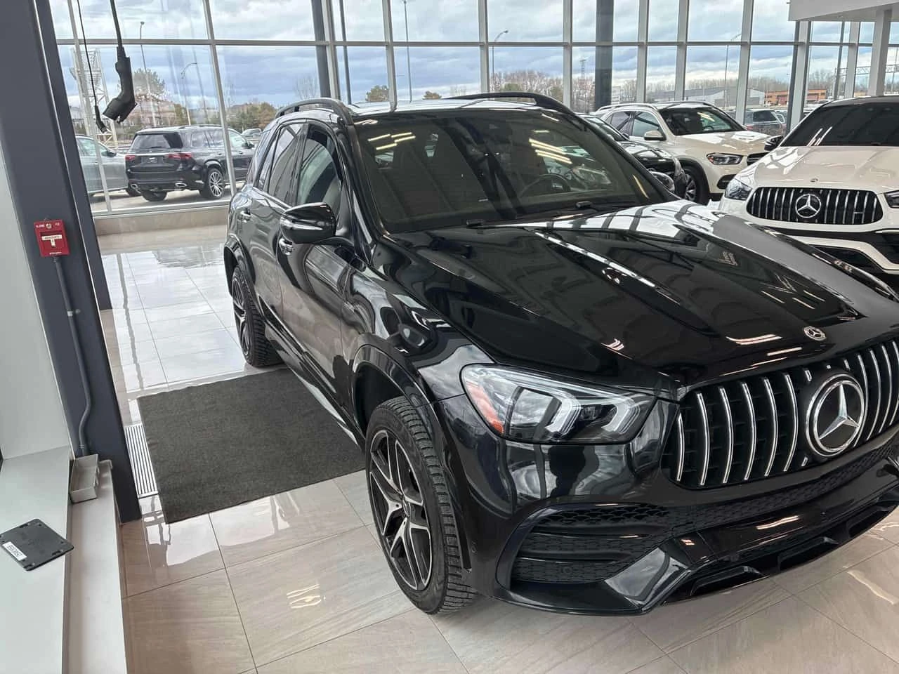 Mercedes-Benz GLE 53 4MATIC * DISTRONIC* BURMESTER* ОБДУХВАНЕ* , снимка 3 - Автомобили и джипове - 54435448