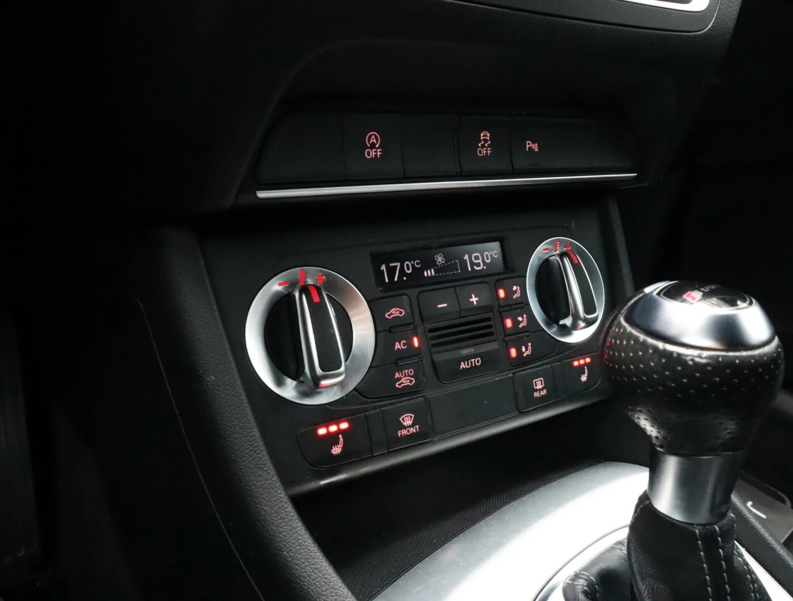 Audi Q3 2.0TDI/Quattro/Sline/Подгрев/PDC, снимка 12 - Автомобили и джипове - 56683911