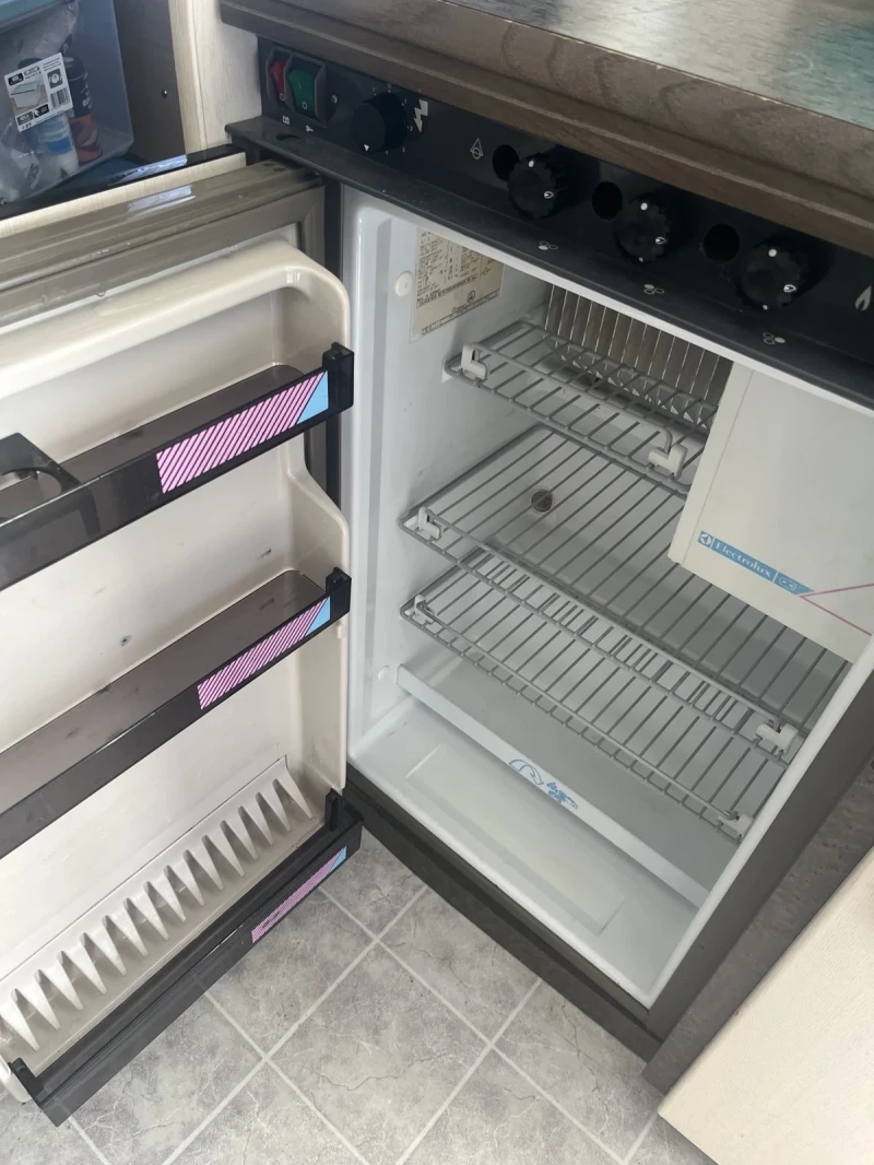 Каравана Hobby Класик, снимка 12 - Каравани и кемпери - 52285748