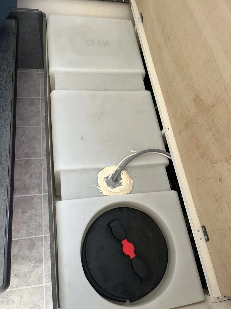 Каравана Hobby Класик, снимка 13 - Каравани и кемпери - 52285748