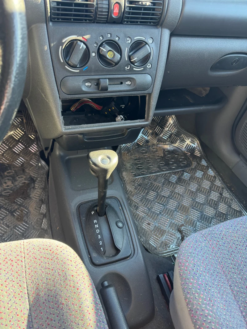 Opel Corsa, снимка 10 - Автомобили и джипове - 53042729